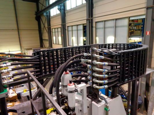 Bild 21: Diese hydraulische Presse stanzt Löcher in Balken. Da sie sich sowohl vertikal als auch horizontal bewegt, müssen die Hydraulikschläuche sicher geführt werden, damit sie nicht gequetscht werden. Das wird durch eine vertikal montierte e-kette erreicht. (Bild: Soenen)