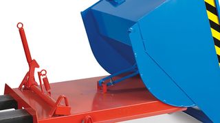 Kippen und Verriegeln erfolgt selbstständig, der Fahrer muss dabei den Stapler nicht verlassen. (Bild: Karl H. Bartels)