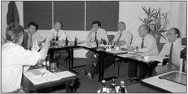 1992: Die Verordnung zur Abgasuntersuchung für Kat- und Dieselfahrzeuge ist vom Kabinett beschlossen. Mit Hochdruck arbeiten nun ZDK und Ehrenamtsträger an den Ergänzungen und Änderungswünschen für die Richtlinienentwürfe. (Archiv: Vogel Business Media)