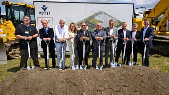 Teilnehmer der feierlichen Zeremonie zum Baubeginn des neuen klinischen Produktionsstandorts (von links nach rechts): Tom Kikta, Wolfgang Kerkhoff, Gunther Strothe, Dr. Susanne Lemaine, Senator h.c. Udo J. Vetter, Andrew Goczkowski, Thomas Otto, Thomas Rübekeil, Henryk Badack, RT Evans.(Bild:  Vetter Pharma International)