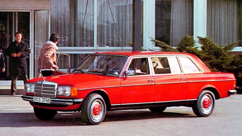 Im August 1977 stellte Mercedes-Benz zudem eine Langversion derr Limousine vor: Der V 123 hatte einen um 630 Millimeter längeren Radstand (3425 mm). Die Baureihe diente darüber hinaus oft als Basis für verschiedene Auf- und Umbauten. Für Polizei, Feuerwehr und Rettungsdienste gab es modifizierte Limousinen und T-Modelle sowie Krankenwagen als Aufbauten von Firmen wie Binz und Miesen. (Bild: Mercedes-Benz Classic Archive)