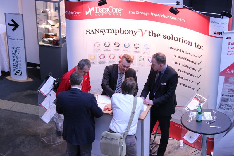 DataCore Software zeigte den Besuchern des Stands, wie sie einfach zu mehr Effizienz, Performance und Kostenreduktion kommen – Einsparungen von 60% sind mit DataCore genauso üblich wie eine 200%-ige Steigerung der Performance. (Bild: Svenja Mohn)