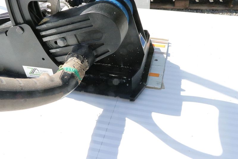 Nach dem Eintauchen i die Paneele führt Schmitt den Trumpf-Panelcutter wieder auf die Startmarkierung zurück und dann soweit nach vorne, dass die Einkerbung mit der Endmarkierung übereinstimmt. So geht präzise Bauarbeit. (Bild: Trumpf)