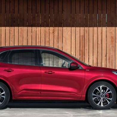 Für die Probleme mit den Traktionsbatterien in jüngeren Kuga-Plug-in-Hybriden gibt es noch immer keine Lösung.  (Bild: Ford)