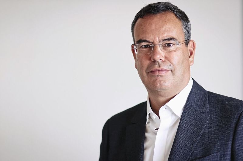 Markus Dörr ist neuer Chief Executive Officer der Deutsche-Post-Tochter Streetscooter. Er folgt auf Jörg Sommer, der das Unternehmen am 7. Februar mit sofortiger Wirkung verlassen hat. Grund für den Wechsel sind unterschiedliche Auffassungen zur zukünftigen Ausrichtung des Unternehmens. 

In die Zukunft soll Streetscooter nun Markus Doerr führen, der künftig als Sprecher der Geschäftsführung auftritt. Er war bislang Chief Operations Officer des Unternehmens. Zuvor hatte er für Beratungsfirmen gearbeitet – zunächst für Alix Partners, danach für Vantiqo, die auf die Automobil- und Entwicklungsbranche spezialisiert ist. (DHL)