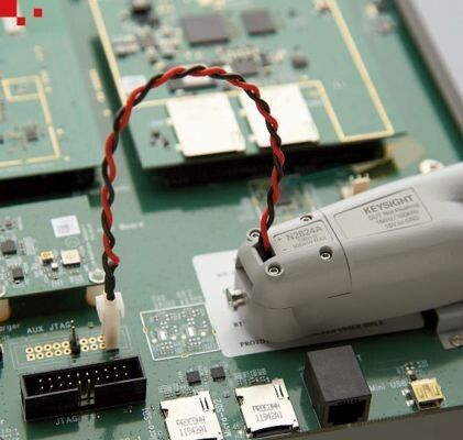 Bild 4-3: Mit der Make-BeforeBreake-Methode lassen sich Ströme messen, ohne dass die Verbindung getrennt und Messdrähte eingelötet werden müssen.  Es sind spezielle Steckerbuchsen und Steckerstifte, die dieses unterbrechnungsfreie Messen ermöglichen. (dataTec)