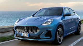Vom Grecale Folgore verspricht sich Maserati viel. Gut ein Drittel der Kunden soll sich für ihn entscheiden, selbst wenn das Strom-Modell mit 124.300 Euro zu den teuersten der Baureihe gehört. (Bild: Maserati)