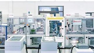 Durch smarte Technologien wird die Smart Factory im Vergleich zu heutigen industriellen Unternehmen deutlich effizienter. ( / CC BY-SA 4.0)