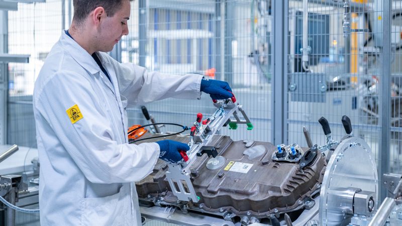 BMW hat die Vorserienproduktion des Energy Master für den iX5 Hydrogen begonnen.(Bild:  BMW)