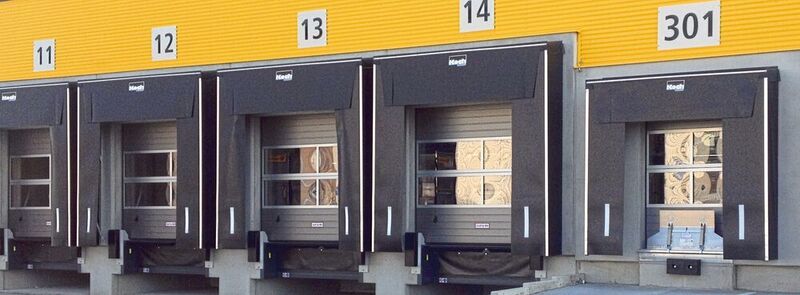 Im neuen Paketzentrum der Österreichischen Post in Hagenbrunn hat Koch-Lagertechnik insgesamt 196 Torabdichtungen installiert. (Koch-Lagertechnik)