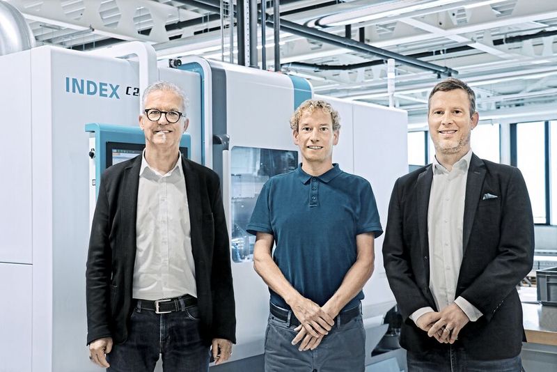 Le directeur Michael Manser (au centre) est convaincu par le partenariat avec Index. Sur la photo, il est encadré par Sven Teschauer, en charge chez Index du conseil technique et de la vente en Suisse orientale, et par Rainer Gondek, directeur marketing. (Source : Index)