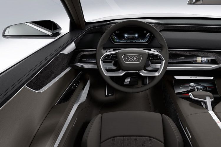Im Inneren erstreckt sich die berührungsempfindliche Bildschirm-Fläche quasi über das gesamte Armaturenbrett. (Audi)