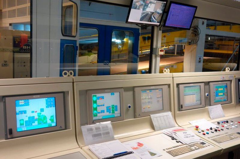 Blick in den Kommandostand bei Nestler Wellpappe. Von hier aus hat das Bedienpersonal das ganze Geschehen voll im Blick - „well“ monitored, sozusagen. (Bild: GKD)