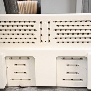 Stark verschleissend: Kontaktträger aus Polyester-Kunststoff mit 30 Prozent Glasfaseranteil beanspruchen die Bohr- und Fräswerkzeuge überdurchschnittlich. (Bild:  Iscar)