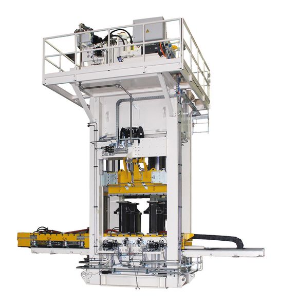 Mit 1600 t Presskraft bringt diese Langzauner-Presse Compositekomponenten für die Autombilindustrie serienmäßig in Form. Hier in voller Pracht. (Bild: Langzauner)