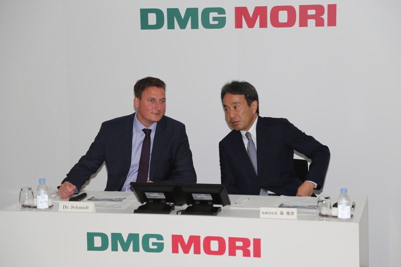 Press conference at the opening of the new DMG Mori Solutions Centre in Iga: (left) Dr. Thorsten Schmidt, deputy chairman of the board, DMG Mori AG, and president of DMG Mori Ltd., Dr. Masahiko Mori. (Bild: Anne Richter, SMM)
