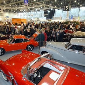 Zahlreiche Händler bieten auf der Bremer Oldtimermesse ihre Fahrzeuge dem fachkundigen Publikum an.