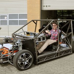 Torben Stolte, wissenschaftlicher Mitarbeiter am Institut für Regelungstechnik, am Steuer des Mobile-Forschungsfahrzeugs.