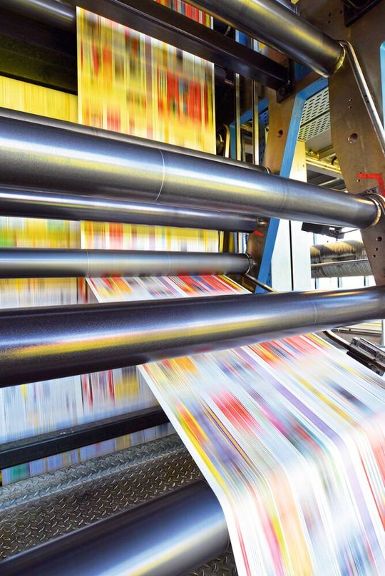 Eine kundenspezifisch konstruierte Metallbalgkupplung von KBK ermöglicht die schnelle Umrüstung von Druckmaschinen.(Bild:  industrieblick - stock.adobe.com)