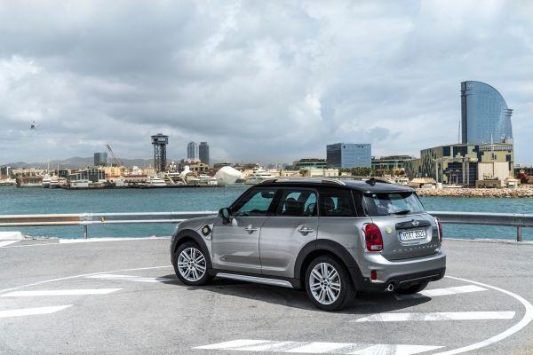 Der MINI Cooper S E Countryman ALL4 beschleunigt in 6,8 s aus dem Stand auf 100 km/h.  (Mini)