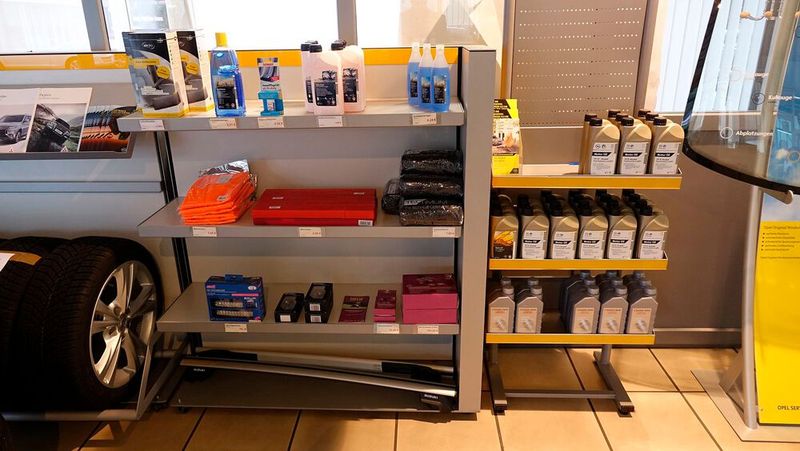 Öl und Zubehör wird direkt in der Serviceannahme angeboten. (Bild: Rosenow/»kfz-betrieb«)