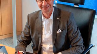 Achim Dries, Managing Director & CEO der Vahle Group, bei der Vertragsunterzeichnung für die Arbeiten am AIN Dubai. (Vahle)