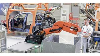 Mensch-Roboter-Kooperation bei Audi: Im Werk Ingolstadt arbeitet der Roboter PART4you (Produktions-Assistent reicht Teil) Hand in Hand mit dem Menschen – ohne Sicherheitsabsperrung. (Audi)