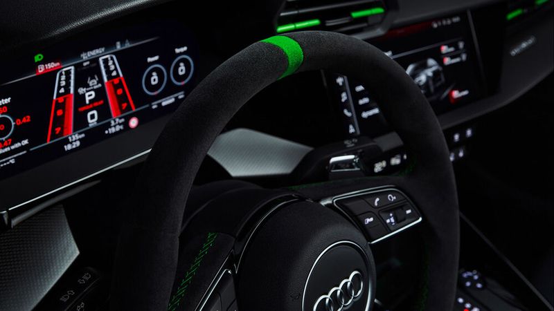 Die Drehzahlanzeige sieht aus wie eine Landebahn. Der höchste Wert steht im Vordergrund. (Bild: Audi)