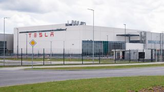 Der von Tesla geplante Ausbau der Fertigungskapazitäten für Fahrzeuge und Batterien in Grünheide bei Berlin scheint ins Rollen zu geraten, wie der US-Elektroautohersteller jetzt informiert ... (Bild: KI-generiert)