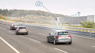 Vernetzte Fahrzeuge kommunizieren über das Mobilfunknetz untereinander und mit Telematikdiensten. (Bild: Bosch)