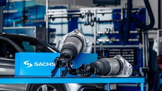Sachs-Luftfederbeine entsprechen in Qualität, Funktion und Passgenauigkeit den Originalteilen. (Bild: ZF Aftermarket)