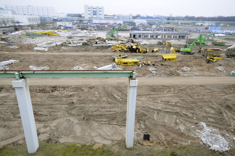 Auf einem 84 000 m2 großen Gelände entsteht die neue Produktionsanlage von nkt cables. Die Abrissarbeiten auf dem zukünftigen Gelände haben bereits begonnen.  (Bild: Currenta)