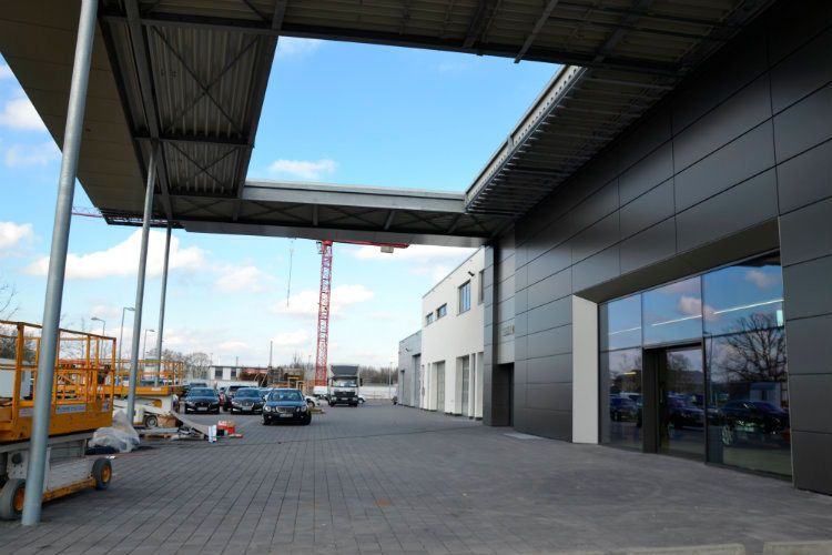 Pünktlich zur offiziellen Neueröffnung in zwei Wochen sollen auch die letzten Arbeiten abgeschlossen sein. (Mauritz)