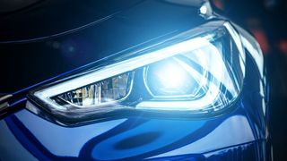 Moderene LED-Scheinwerfer bringen das Licht nicht auf nur noch auf die Straße. Sie lassen sich pixelgenau ansteuern und sind künftig mit der Cloud verbunden (Symbolbild). (Clipdealer)