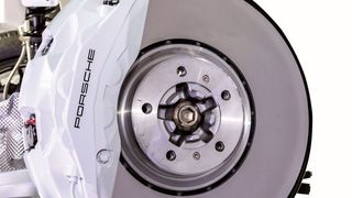 Porsches „Surface Coated Brake“ verfügt über Zehnkolbensättel an der Vorderachse und Vierkolbensättel an der Hinterachse. (Porsche)