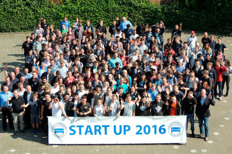 Alle drauf? Bei der Kfz-Innung Hamburg ist das Gruppenbild anlässlich der Einführungsveranstaltung bereits obligatorisch. (Innung)