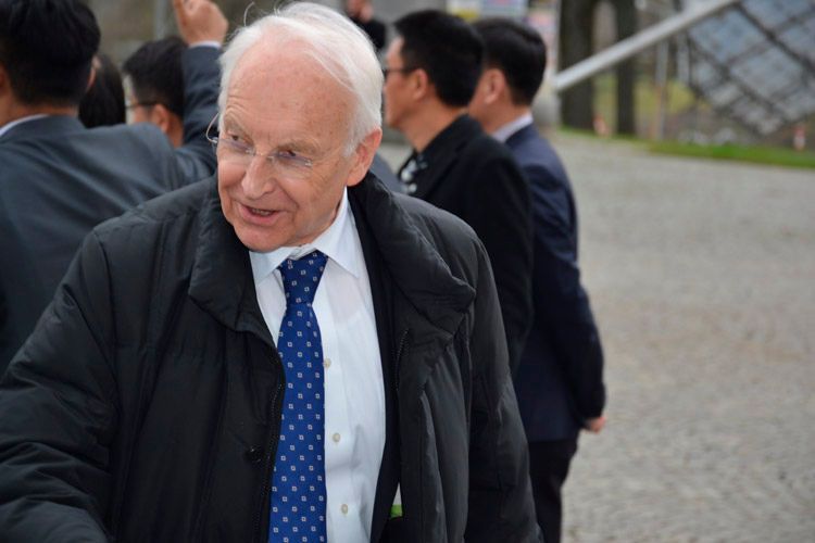 Ex-Ministerpräsident Edmund Stoiber war eh schon immer da. Nach so viel Politik wird es mal Zeit, dass auch ein paar Automanager kommen. (Foto: Michel)