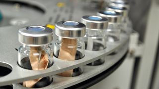 Abb. 2: Bestimmung des Wassergehaltes in transdermalen Wirkstoffpflastern: Die Proben werden in Vials eingewogen. Nach Verschluss mit einem Septumdeckel ist die Probe hermetisch von der Umgebungsluft abgeschlossen. Das Wasser wird wie in Abbildung 1 dargestellt freigesetzt. (Bild: Lohmann Therapie-Systeme)