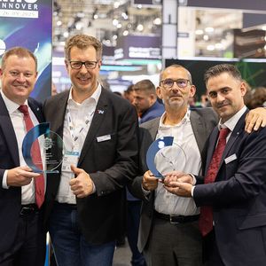 Gewinner von zwei MTI Awards 2025 (v. l. n. r.): Christoph Plüss, CTO United Machining Solutions; Gerd Bart, CEO Transaction-Network; Philippe Langel, Head of Charmilles; Adrien Rodrigues, Business Support Manager Charmilles.(Bild:  copyright by thomas kunz)