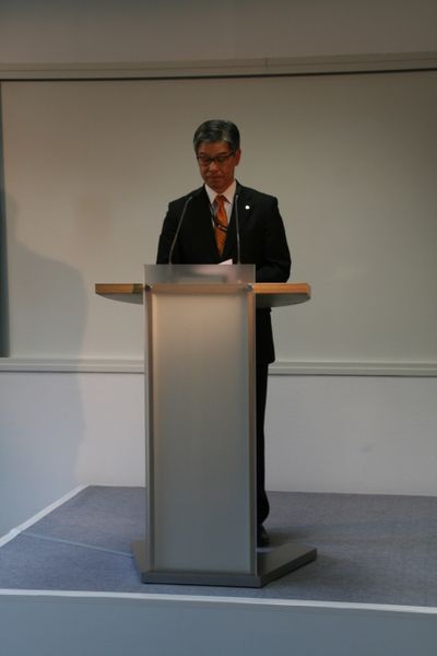 Yasuo Miura, Präsident und geschäftsführender Direktor der Shimadzu Europa GmbH, weist in seiner Rede auf die Vorteile für den Kunden hin, die die Eröffnung der Shimadzu-Laborwelt bieten. (Bild: Platthaus/LABORPRAXIS)