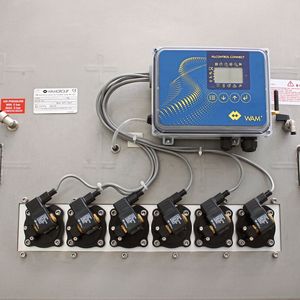 Wartungstür eines polygonalen Unterduck-Einschub-Einhangfilters Wamair Vacuum mit Filtersteuerung Filcontrol Connect(Bild:  Wam)