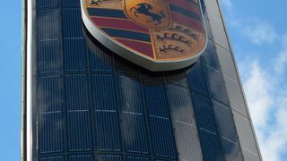 Das neue Porsche-Zentrum Berlin-Adlershof verfügt über einen turmhohen Pylon, der mehr leistet, als Kunden und Kaufinteressenten nur auf den Standort aufmerksam zu machen. (Achter / »kfz-betrieb«)