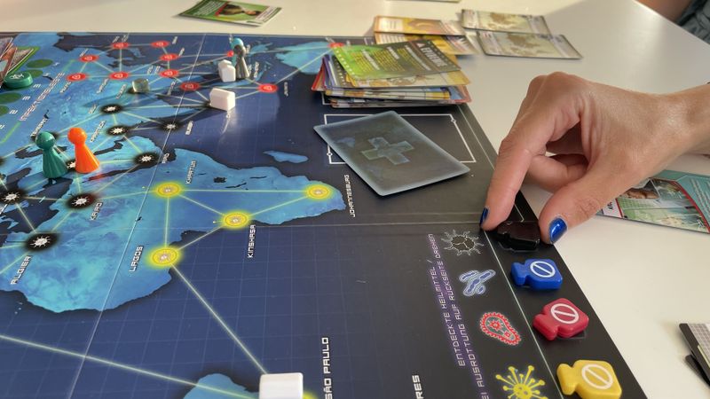 Wissenschaft über Brettspiele vermitteln, beispielsweise hier mit „Pandemic“ auf der MS Wissenschaftsjahr 2026 zum Thema Medizin.(Bild:  Philipp Schrögel)