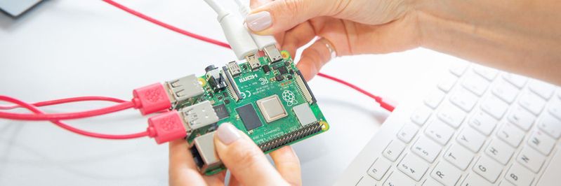 Der Raspberry Pi 4 ist laut Hersteller deutlich schneller geworden. Er ist nun mit bis zu vier GB RAM erhältlich, unterstützt AC-WLAN sowie Bluetooth 5.0 und bietet eine GBit-LAN-Schnittstelle.(Bild:  Raspberry Pi Foundation)
