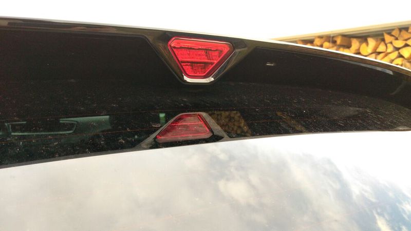 Die dreieckig designte, kleine dritte Bremsleuchte erinnert an die Rennstrecke. (Bild: Thomas Günnel/Automobil Industrie)