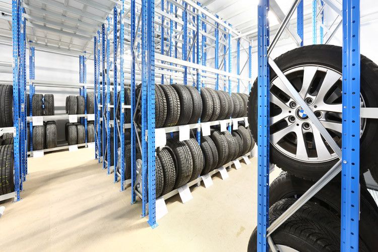 Ein Reifenlager gehört ebenso zum Betrieb ... (Foto: Becker-Tiemann)