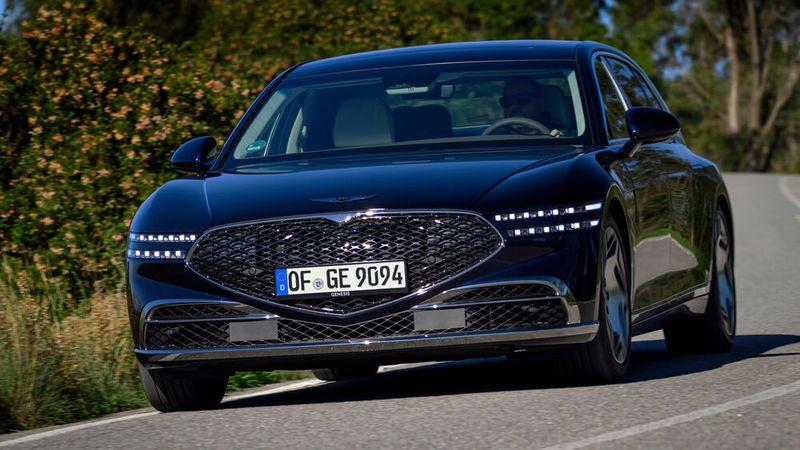 Der Genesis G90 kostet mindestens 115.000 Euro. Für die Langversion sind 10.000 Euro mehr fällig. (Bild: Genesis)