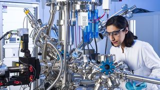 Doktorandin Niyousha Karimi Paridari untersucht die elektrochemischen Eigenschaften unterschiedlicher Materialien, um sie für neue Energiespeichertechnologien nutzbar zu machen. (Laila Tkotz, KIT)