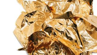 Das 2-dimensionale, auf Kohlenstoff basiernde Graphen kennen mittlerweile einige. Doch nun ist es Forschern gelungen, auch das sogenannte Goldene zu gewinnen (Symbolbild). Anders als massives Gold hat es etwa Halbleitereigenschaften. Japanische Schmiedekunst half dabei ... (Bild: Goldene Nase)