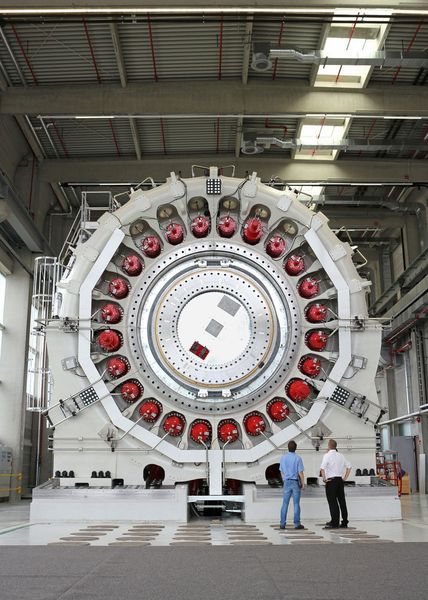 Montage des „Main Shaft Test Rig“. Er wirgt über 700 t und ist 11 m hoch. (SKF)